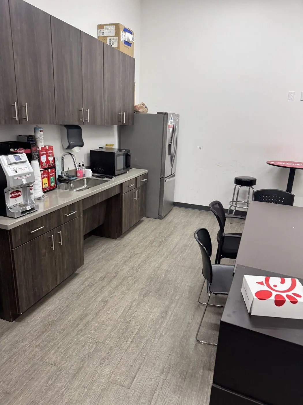 Cleaned breakroom and kitchen counters in a Dallas-Fort Worth workplace